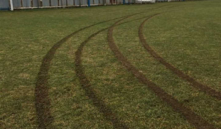1. fotografia fotogalérie Zničená trávnatá plocha na ihrisku Banková - foto