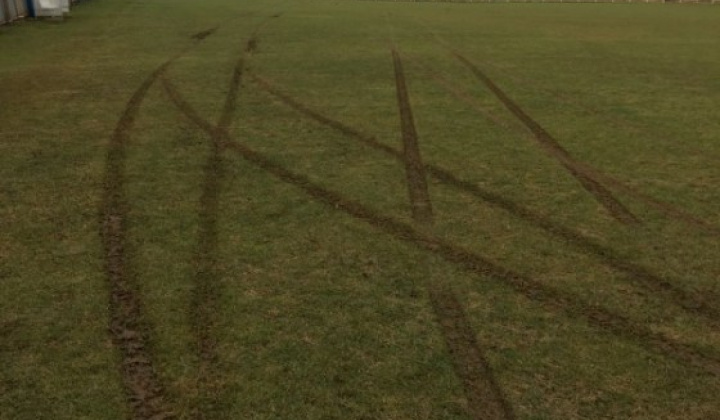 2. fotografia fotogalérie Zničená trávnatá plocha na ihrisku Banková - foto