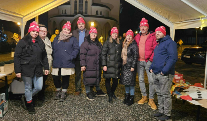 9. fotografia fotogalérie Aktuality / Rozvietenie vianočného stromčeka a vianočná burza  - foto