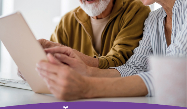 Fotka - Projekt „Zlepšovanie digitálnych zručností seniorov a distribúcia Senior tabletov“ - Pomoc s registráciou