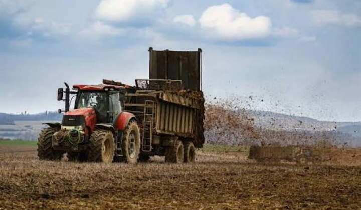 Fotka - Agrovit Branisko, s.r.o.-Oznámenie o navážaní a rozmetaní maštaľného hnoja